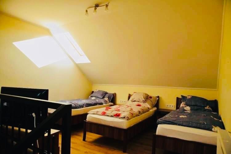 Viktor Vendeghaz Es Apartmanhaz Baktaloranthaza Eksteriør bilde